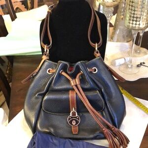 Dooney & Bourke pebbled leather synch hobo key lock snap outside pocket bag